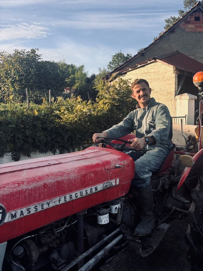 Jean-Baptiste, éleveur de volailles, sur son tracteur à Saint-Castin
